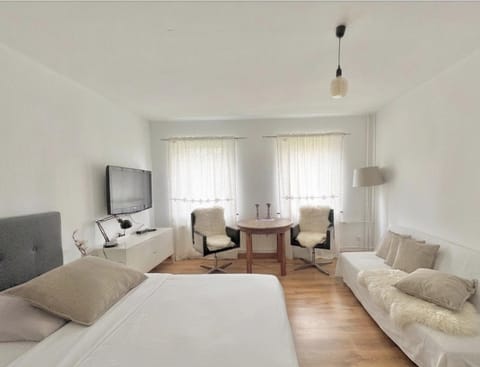 Bed, TV and multimedia, Seating area, Dining area