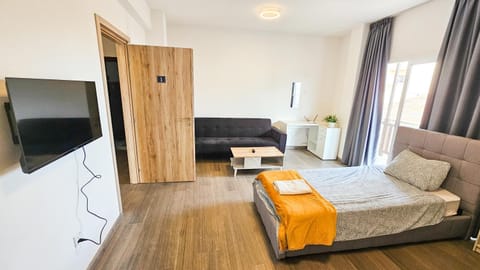 Bed, TV and multimedia, Seating area, Evening entertainment, Bedroom, towels