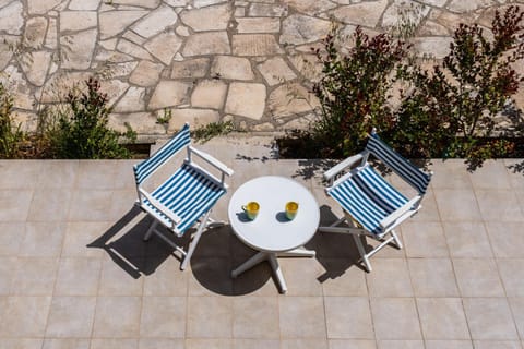 Patio, Day, Living room, Seating area, sunbed