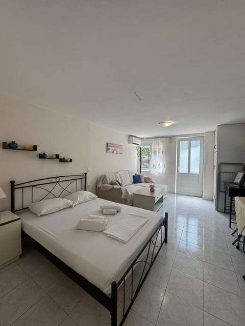 Bed, TV and multimedia, Living room, Photo of the whole room, Seating area, Bedroom, towels
