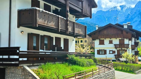 Property building, Balcony/Terrace, Hiking, Mountain view