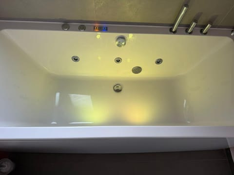 Hot Tub, Bathroom