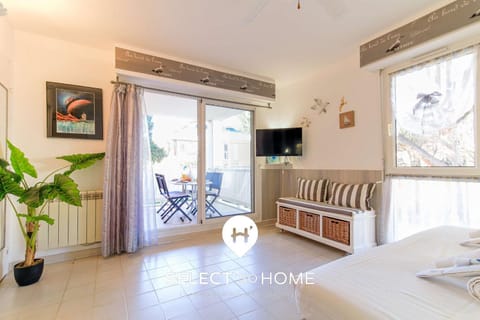 Bed, TV and multimedia, Balcony/Terrace, Seating area