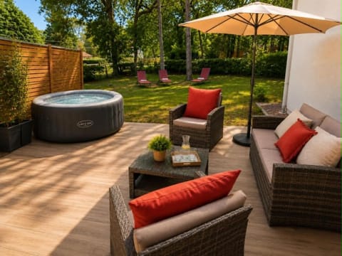 Patio, Spring, Natural landscape, Garden, Hot Tub, Spa and wellness centre/facilities, Garden view, sunbed