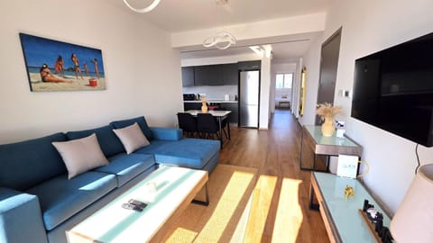 TV and multimedia, Living room, Photo of the whole room, Seating area, Dining area