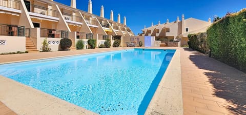 Property building, Day, Swimming pool