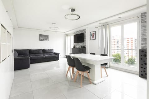 Communal lounge/ TV room, TV and multimedia, Living room, Seating area, Dining area