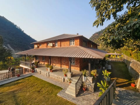 Property building, Spring, Day, Natural landscape, Garden, Garden view, Mountain view