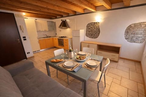 Kitchen or kitchenette, Dining area
