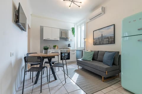 TV and multimedia, Kitchen or kitchenette, Living room, Seating area, Dining area, oven, pet friendly, air conditioner