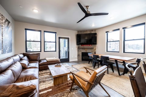 Communal lounge/ TV room, TV and multimedia, Living room, Seating area, Evening entertainment, fireplace
