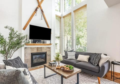Communal lounge/ TV room, TV and multimedia, Living room, Seating area, Evening entertainment