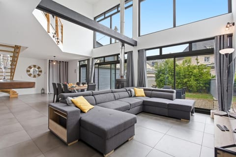 Day, Living room, Seating area