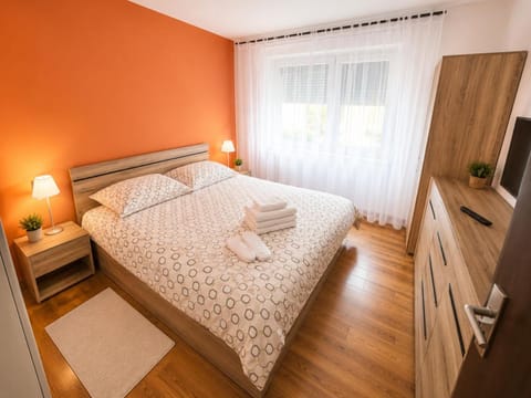 Bed, TV and multimedia, Photo of the whole room, Bedroom, towels
