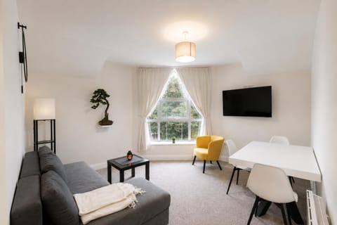 TV and multimedia, Living room, Seating area, Dining area, Evening entertainment