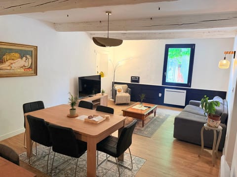 Communal lounge/ TV room, TV and multimedia, Living room, Seating area, Dining area, Evening entertainment