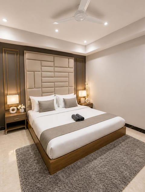 Bed, Photo of the whole room, Bedroom, fireplace, towels