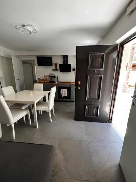 TV and multimedia, Kitchen or kitchenette, Living room, Dining area