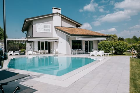 Property building, Patio, Day, Garden, Garden view, Pool view, Swimming pool, sunbed