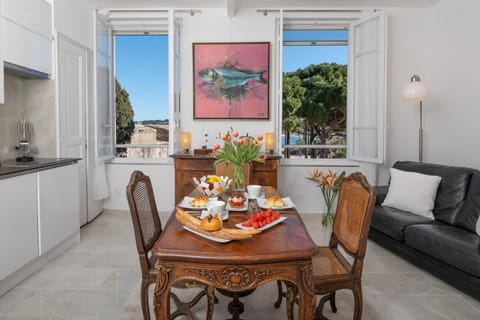 View (from property/room), Kitchen or kitchenette, Living room, Food and drinks, Dining area