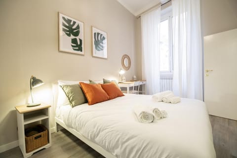 Bed, Photo of the whole room, Seating area, Bedroom, heating, towels, wardrobe