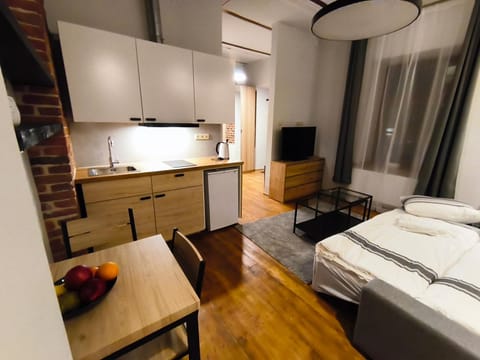 Bed, Living room, Photo of the whole room, Seating area, Dining area, Bedroom, stove