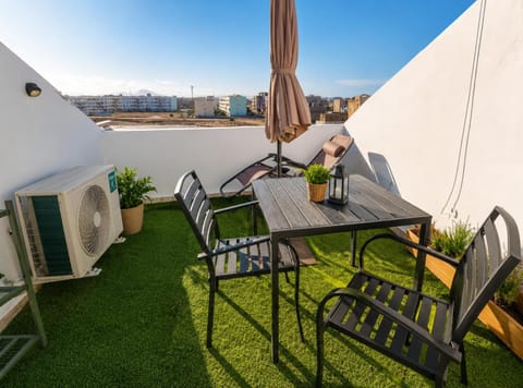 Day, View (from property/room), Balcony/Terrace, Seating area, City view
