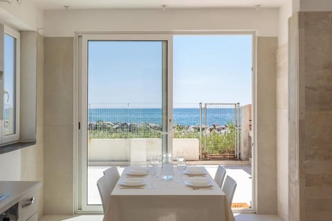 Day, Natural landscape, View (from property/room), Balcony/Terrace, Dining area, Sea view