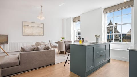 Kitchen or kitchenette, Living room, Seating area, Dining area