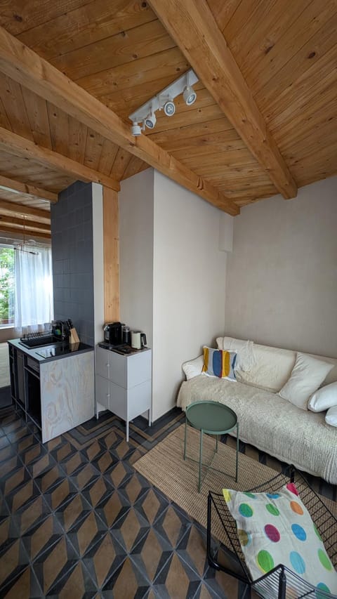 Photo of the whole room, Seating area