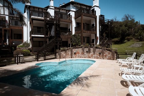 Patio, Day, Garden, Swimming pool