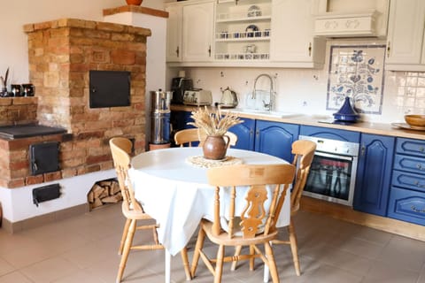 Coffee/tea facilities, Kitchen or kitchenette, Dining area, oven, stove