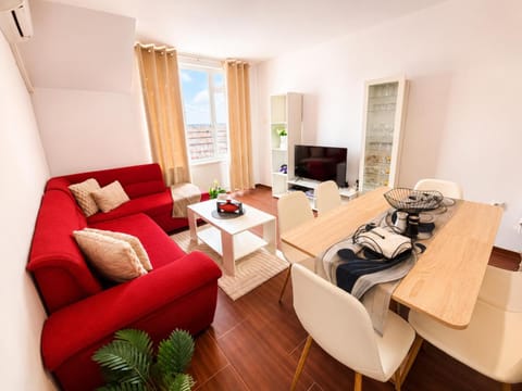 TV and multimedia, Living room, Seating area, Dining area