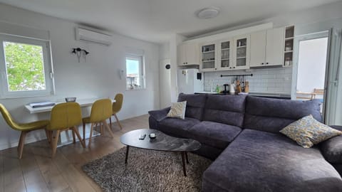 Kitchen or kitchenette, Living room, Seating area, Dining area, air conditioner
