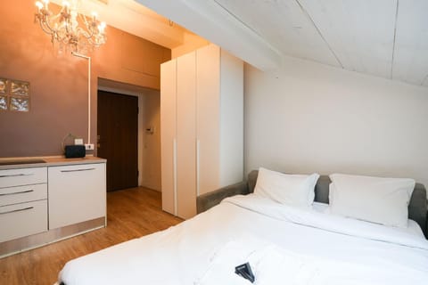 Bedroom, towels
