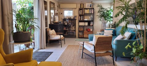 Library, Living room, Seating area