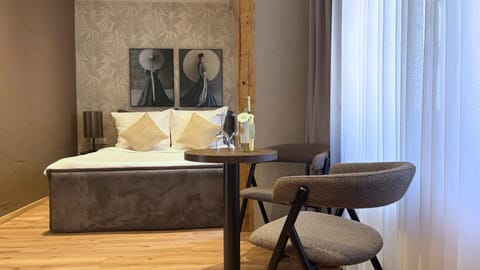 Bed, Photo of the whole room, Seating area