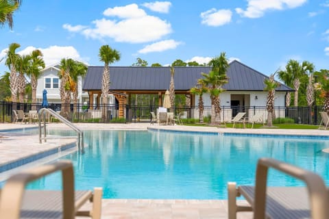 Patio, Day, Neighbourhood, Natural landscape, Pool view, Swimming pool, sunbed
