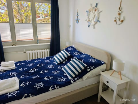 Bed, Photo of the whole room, Decorative detail, Bedroom, towels