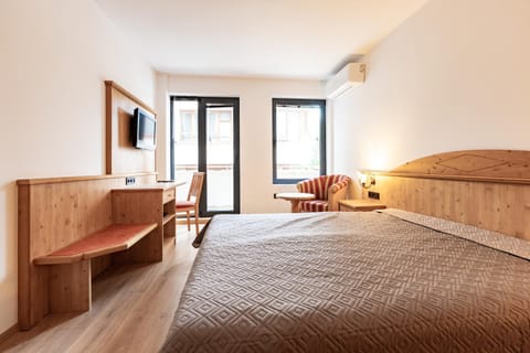Bed, TV and multimedia, Photo of the whole room, Seating area, Bedroom