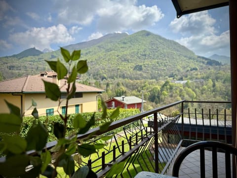 View (from property/room), Balcony/Terrace, Mountain view