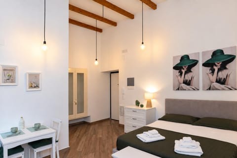 Bed, Photo of the whole room, Dining area, Bedroom