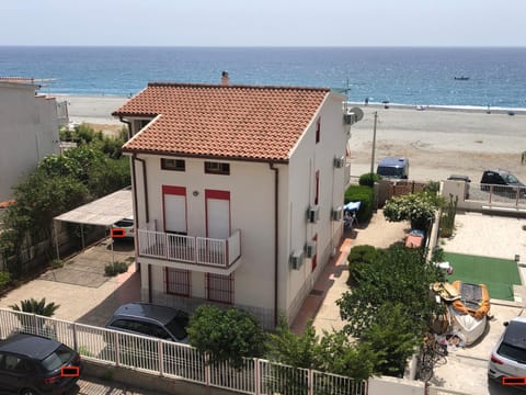 Property building, Day, Natural landscape, Beach, Sea view, Location, Parking