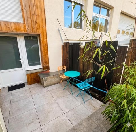 Property building, Patio, Balcony/Terrace