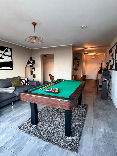 Billiard, Living room, Seating area