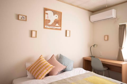 Bed, Photo of the whole room, Bedroom, air conditioner