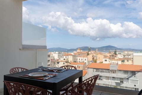 Day, Natural landscape, View (from property/room), Balcony/Terrace, Dining area, City view, Sea view