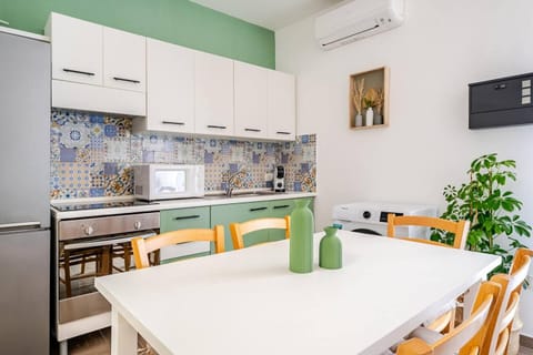 Dining area, internet, kitchen