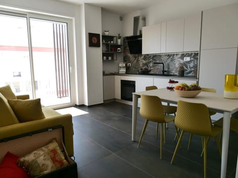 Coffee/tea facilities, Kitchen or kitchenette, Living room, Seating area, Dining area, oven, stove