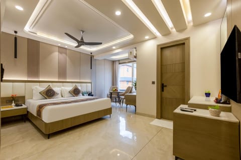 Bed, TV and multimedia, Living room, Photo of the whole room, Seating area, Bedroom, wardrobe